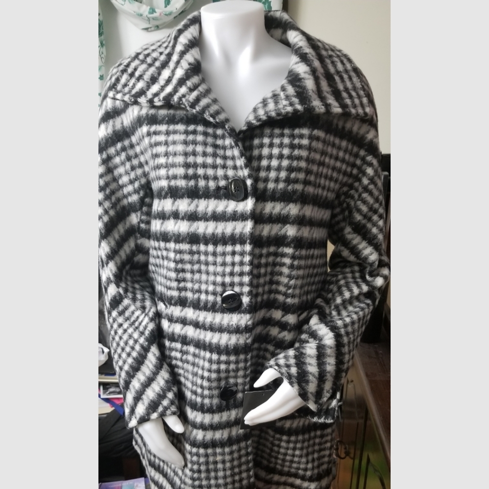 Ellen Tracy Black and White Coat Size 6